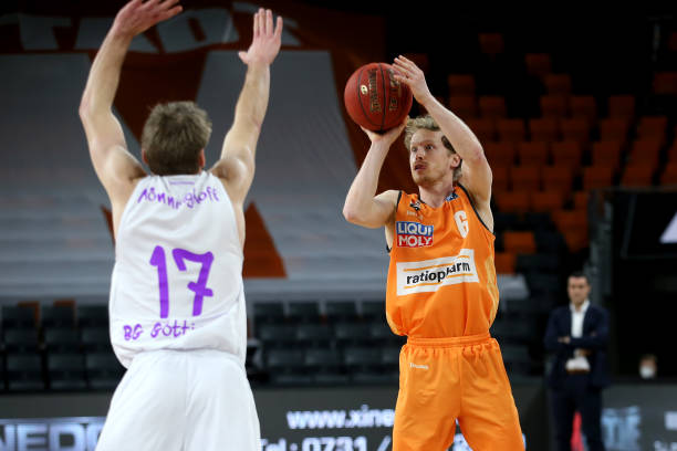 他凭借冷静 他凭借冷静